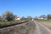 21.04.2016 - žst. Ostroměř: trať 041 a souběžná cesta k přejezdu P5413 © PhDr. Zbyněk Zlinský