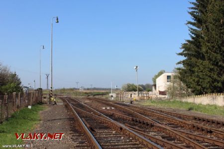 21.04.2016 - žst. Ostroměř: km 48,6 tratě 040, výhybky 26 a 27, most přes strouhu a přejezd P3114 © PhDr. Zbyněk Zlinský