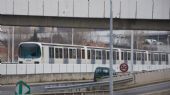 29.2.2016 - Marseille: jediný nadzemní úsek najdeme mezi stanicemi Malpassé a Frais Vallon, kde metro vede uprostřed výpadovky © Lukáš Uhlíř