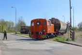 21.04.2016 - Ostroměř, vlečka V4241 Cerea: T 203.0521 (706.521-2) na přejezdu P10869 v ulici Nádražní © PhDr. Zbyněk Zlinský