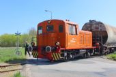 21.04.2016 - Ostroměř, vlečka V4241 Cerea: T 203.0521 (706.521-2) na přejezdu P10869 v ulici Nádražní © PhDr. Zbyněk Zlinský