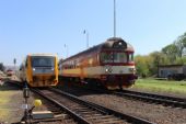 21.04.2016 - žst. Ostroměř: odjezd 814.107-9/914.107-8 na Os 5506 do Turnova a 80-29 206-7/854.210-2 na Sp 1806 do Kolína, vlevo 749.181-4 © PhDr. Zbyněk Zlinský