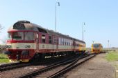 21.04.2016 - žst. Ostroměř: odjezd 80-29 206-7 (954.206-9)/854.210-2 na Sp 1806 do Kolína a 814.107-9/914.107-8 na Os 5506 do Turnova © PhDr. Zbyněk Zlinský