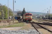 21.04.2016 - žst. Ostroměř: 749.181-4 přejíždí z koleje 12 na kolej 10 © PhDr. Zbyněk Zlinský