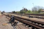 21.04.2016 - žst. Ostroměř: výhybka 18, vzadu 749.181-4 se soupravou vlaku 56656 © PhDr. Zbyněk Zlinský