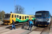 21.04.2016 - žst. Ostroměř: 814.149-1/914.149-0 na Os 5508 do Turnova a 810.039-8 na Os 5712 do Městce Králové © PhDr. Zbyněk Zlinský