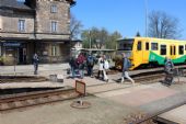 21.04.2016 - žst. Ostroměř: hemžení cestujících a 814.149-1/914.149-0 na Os 5508 do Turnova © PhDr. Zbyněk Zlinský