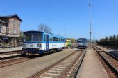 21.04.2016 - žst. Ostroměř: 810.353-3 odjíždí jako Os 5713 do Staré Paky, 814.149-1/914.149-0 a 810.039-8 na odjezd čekají © PhDr. Zbyněk Zlinský