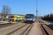 21.04.2016 - žst. Ostroměř: 810.039-8 odjíždí na Os 5712 do Městce Králové, 814.149-1/914.149-0 na Os 5508 do Turnova čeká © PhDr. Zbyněk Zlinský