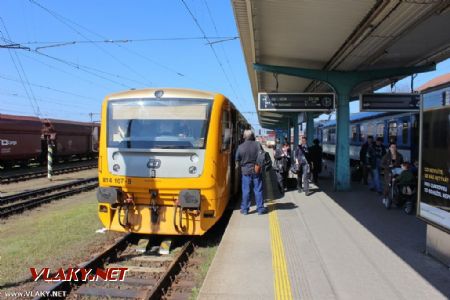 21.04.2016 - Hradec Králové hl.n.: 814.107-9/914.107-8 přijela jako Os 5529 Jičín - Hradec Králové hl.n. © PhDr. Zbyněk Zlinský