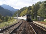 Vlak EC z Verony do Mnichova, tvořený výhradně vozy ''Eurofima'' z 80. let se rozjíždí ze zastávky Patsch u Innsbrucku, 27.9.2009 © Jan Přikryl