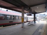 Souprava modernizovaných vozů ÖBB z 80. let stojí odstavené u ''Hausbahnsteig'' stanice Innsbruck Hbf, 28.9.2009 © Jan Přikryl