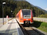 Elektrická jednotka řady 426.535 DB opouští s osobním vlakem z Ga-Pa do Reutte zastávku Bichlbach-Almkopfbahn, 28.9.2009 © Jan Přikryl