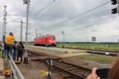 27.06.2016 - ZC VUZ Velim: lokomotiva 91 80 6 102 002-3 D-DB přijíždí před objektivy novinářů, ... © PhDr. Zbyněk Zlinský