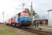 27.06.2016 - ZC VUZ Velim: místní 740.420-5 posunuje se strojem 91 80 6 102 001-5 D-DB © PhDr. Zbyněk Zlinský