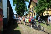 25.6.2016 - Brezová pod Bradlom: Cyklisti vykladajú bicykle © Ondrej Krajňák