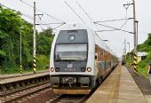 27.06.2016 - Cerhenice: 471.053-9/971.053-4 přijíždí jako Os 9324 Kolín - Praha Masarykovo n. ... © Jiří Řechka