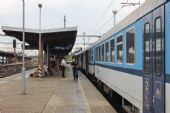 27.06.2016 - Kolín: 163.097-9 na postrku Os 5011 Kolín - Česká Třebová a do čela přecházející strojvedoucí s vlakvedoucím © PhDr. Zbyněk Zlinský