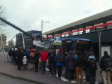 Leiden: fronta na autobus 854 směr Keukenhof © Tomáš Kraus, 16.4.2016