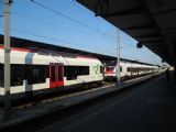 Elektrické jednotky Flirt 1. generace řady 522 SBB/CFF/FFS, zařazené do systému Regio-S-Bahn Basel stojí před odjezdem ve stanici Basel SBB, 25.6.2014 © Jan Přikryl