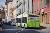 Neuchâtel: trolejbus typu Swisstrolley 3 od Hesse stoupá na lince 101 strmou ulicí Rue de l'Ecluse v centru města, 25.6.2014 © Lukáš Uhlíř