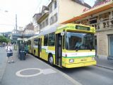 Neuchâtel: starší vysokopodlažní trolejbus od Hesse z roku 1991 čeká na centrální zastávce Place Pury na odjezd linky 108, 25.6.2014 © Jan Přikryl