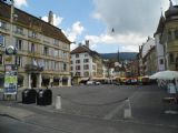 Neuchâtel: celkový pohled na historické náměstí Place des Halles v centru městaNeuchâtel: celkový pohled na historické náměstí Place des Halles v centru města, 25.6.2014 © Jan Přikryl