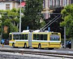 Neuchâtel: starší vysokopodlažní trolejbus od Hesse z roku 1991 zatahuje po manipulační trati na nábřeží Quai Philippe-Godet do vozovny, 25.6.2014 © Lukáš Uhlíř