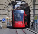 Bern: tramvaj Combino Classic od Siemense řady Be 6/8 669 projíždí bránou Käfigturm na ulici Marktgasse a míří k zastávce Zytglogge, 25.6.2014 © Lukáš Uhlíř