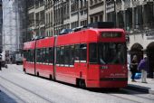 Bern: nízkopdlažní tramvaj domácí výroby řady Be 4/8 739 z roku 1990 stojí v zastávce Bärenplatz směrem k nádraží, 25.6.2014 © Lukáš Uhlíř