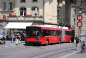 Bern: nízkopodlažní trolejbus typu Swisstrolley 2 z roku 1997 projíždí na lince 12 bránou Käfigturm směrem k nádraží, 25.6.2014 © Lukáš Uhlíř