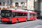 Bern: nízkopodlažní trolejbus typu Swisstrolley 2 z roku 1997 projíždí na lince 12 bránou Käfigturm směrem k nádraží, 25.6.2014 © Lukáš Uhlíř