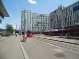 Bern: nízkopodlažní tramvaj Combino Classic od Siemense přijíždí do terminálu Wankdorf, Bahnhof, 25.6.2014 © Jan Přikryl