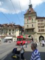 Bern: nízkopdlažní tramvaj domácí výroby řady Be 4/8 732 z roku 1990 projíždí bránou Käfigturm na ulici Marktgasse a míří k zastávce Zytglogge, 25.6.2014 © Jan Přikryl