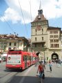 Bern: zánovní článkový autobus Volvo polské výroby projíždí na lince 8 bránou Käfigturm na ulici Marktgasse a míří k zastávce Zytglogge, 25.6.2014 © Jan Přikryl