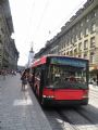 Bern: trolejbus typu Swisstrolley 2 z roku 2000 stojí na lince 12 v zastávce Bärenplatz směrem do centra, trolejové vedení visí nad chodníkem, 25.6.2014 © Jan Přikryl