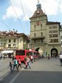 Bern: nízkopodlažní trolejbus typu Swisstrolley 2 z roku 2000 projíždí na lince 12 bránou Käfigturm směrem k zastávce Zytglogge, 25.6.2014 © Jan Přikryl