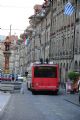 Bern: trolejbus Swisstroley 2 projíždí ulicí Kramgasse v centru města u zastávky Rathaus, 25.6.2014 © Lukáš Uhlíř