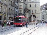 Bern: zánovní článkový autobus MB Citaro polské výroby projíždí na lince 8 bránou Käfigturm na ulici Marktgasse a míří k zastávce Zytglogge, 25.6.2014 © Jan Přikryl