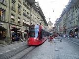 Bern: na pěší zóně Marktgasse v centru města projíždí na lince 9 Combino Clasic od Siemense směrem k nádraží, 25.6.2014 © Jan Přikryl