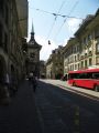 Bern: trolejbus typu Swisstrolley 2 objíždí bránu Zytglogge a míří do ulice Kramgasse směrem k zastávce Rathaus, 25.6.2014 © Jan Přikryl