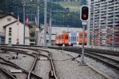 Bern: elektrická jednotka mandarinli ze 70. let s dodatečně vloženým středním článkem opouští konečnou stanici linky S7 Worb Dorf, v popředí kolejiště tramvajové konečné, 25.6.2014 © L.Uhlíř