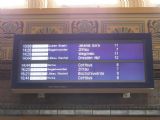 6.7.2016 - Görlitz: odjezdová tabule vlaků © Dominik Havel