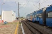 01.06.2016 - station Mahdia Z.T.: 10-31-824-2 v čele vlaku 5/22-71 Tunis - Mahdia a přijíždějící EMU 04 jako vlak 542 do Sousse © PhDr. Zbyněk Zlinský