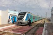 01.06.2016 - station Mahdia Z.T.: EMU 04 jako vlak 542 Mahdia - Sousse Bab Jedid a telefonující ''chef'' © PhDr. Zbyněk Zlinský