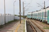 01.06.2016 - station Mahdia Z.T.: EMU 04 jako vlak 542 Mahdia - Sousse Bab Jedid na severním zhlaví čeká na přehození výhybky © PhDr. Zbyněk Zlinský