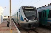 01.06.2016 - station Mahdia Z.T.: EMU 22 odjíždí jako vlak 546 do Sousse Bab Jedid podél EMU 21 na vlaku 541 ve směru opačném © PhDr. Zbyněk Zlinský