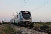 02.06.2016 - Mahdia Zone Touristique: EMU 21 projíždí jako 10 min. opožděný vlak 550 Mahdia - Sousse Bab Jedid © PhDr. Zbyněk Zlinský