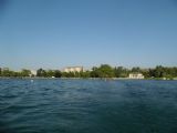 Ženeva: celkový pohled na park Mon Repos na severním břehu jezera z lodi linky M4, 26.6.2014 © Jan Přikryl