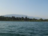 Ženeva: nábřeží Quai Gustave-Ador na jižním břehu jezera, v pozadí masiv Mont Salève, 26.6.2014 © Jan Přikryl